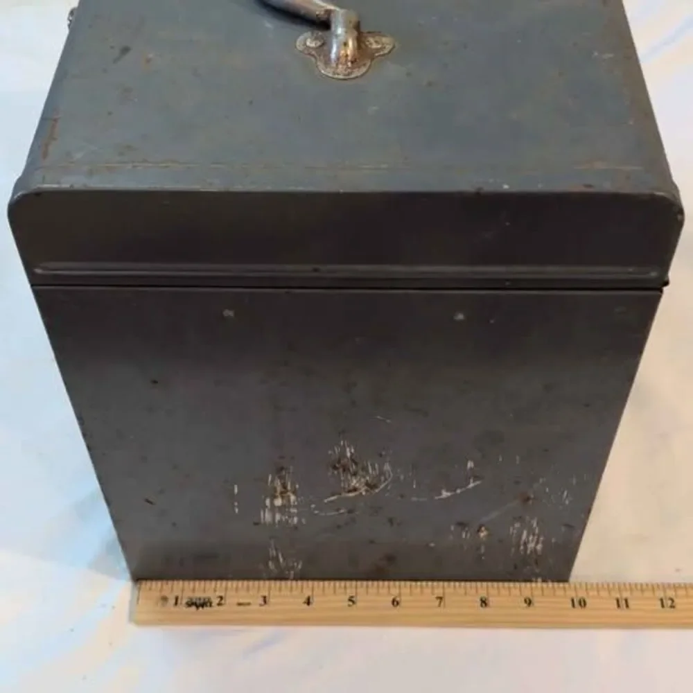 Vintage Skilsaw Metal Carrying Case Tool Box Empty with Blade Insert Cradle Vtg